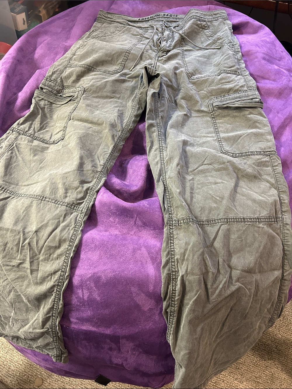Women’s American Eagle Outfitters Olive Green Cargo Pants